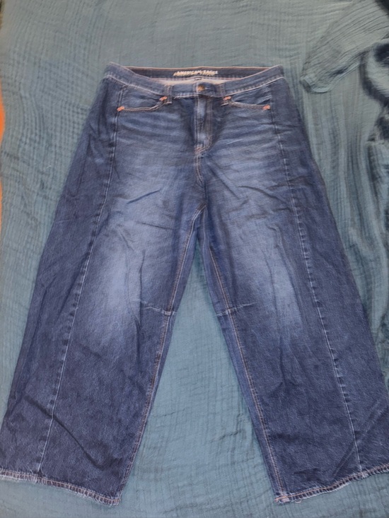Denim - American Eagle Dreamy Drape Barrel Jeans – Size 12